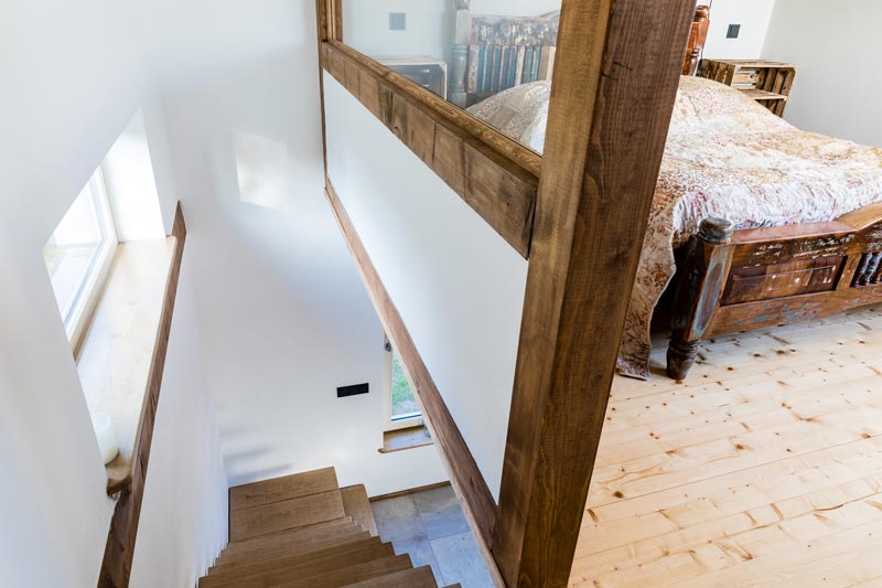 Schlafzimmer mit Treppe